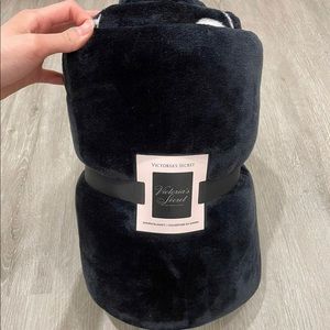 NEW Victoria Secret’s Sherpa Blanket